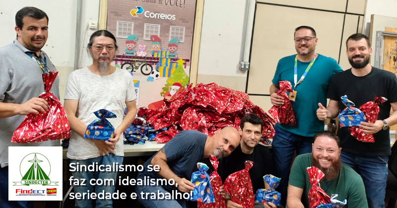 SINDECTEB doa 190 presentes para a Campanha Papai Noel dos Correios